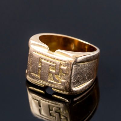 une image représentant une bague en or sur laquelle figure un chiffre romain