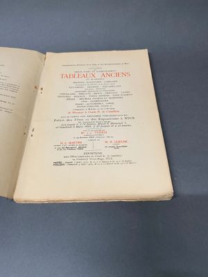 un livre ouvert posé sur une table recouverte d'une nappe bleue