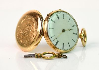 une montre à gousset en or avec une chaîne autour d'elle