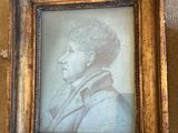 une vieille photo d'un homme en costume-cravate, dans un cadre en bois
