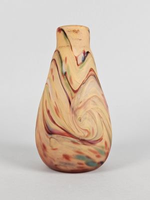 un petit vase orné d'un motif en spirale