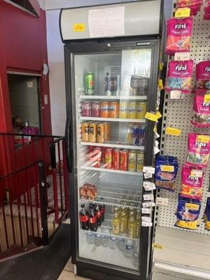 une photo d'un réfrigérateur dans une épicerie