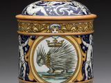 une image représentant un vase bleu et blanc orné d'un bateau
