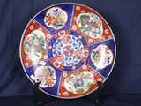 une assiette décorative ornée d'un motif bleu et rouge
