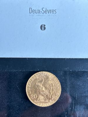 une pièce d'or posée sur une table noire