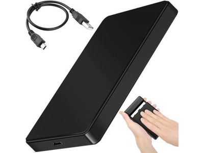 une image représentant une main tenant une batterie externe noire reliée à un câble USB