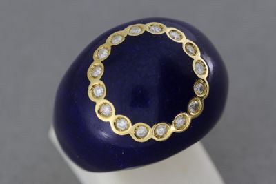 un gros plan d'une bague sertie de diamants