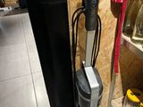 un aspirateur posé sur le sol de la pièce