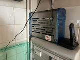 un micro-ondes et un téléphone posés sur un réfrigérateur