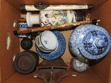 une boîte en carton contenant divers objets