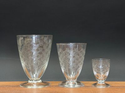 trois verres posés sur une table en bois