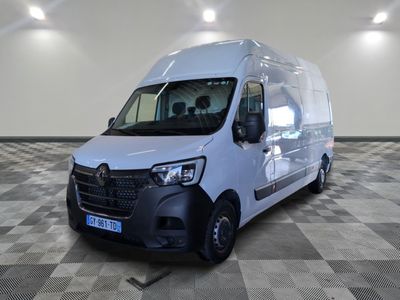 la photo d'une camionnette blanche sur un sol en damier