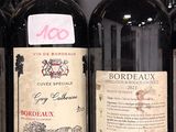 des bouteilles de vin sont alignées sur une étagère dans un magasin