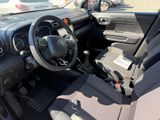l'intérieur d'une petite voiture avec un volant et un tableau de bord