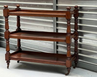 une étagère en bois surmontée de trois tablettes