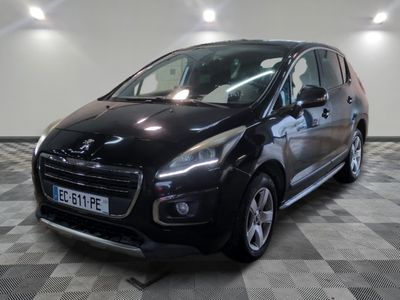 la petite voiture noire est garée sur un sol en damier
