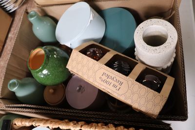 une boîte remplie de tasses et de théières posée sur une table