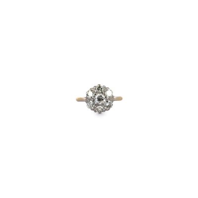 gros plan d'une bague en diamant sur fond blanc