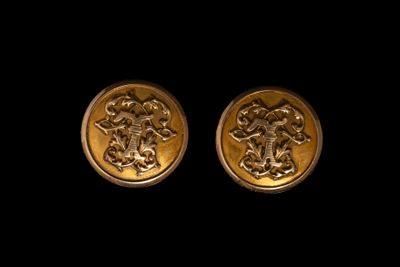 une paire de boucles d'oreilles en or ornées d'un lion