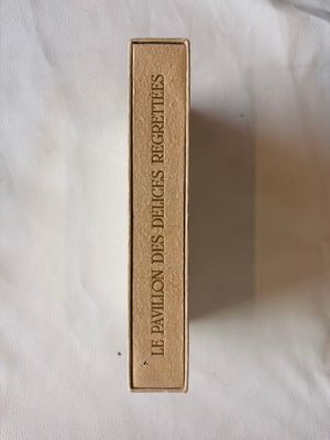 une boîte marron posée sur un drap blanc