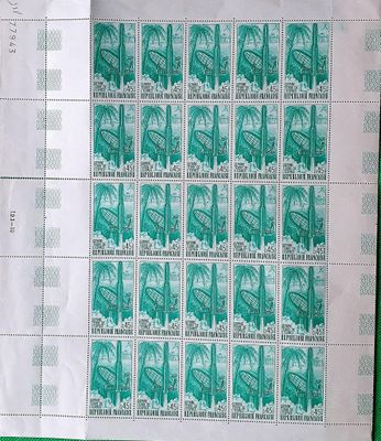une image d'une feuille de timbres sur une table