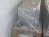 deux cartons contenant du matériel informatique, emballés dans du plastique, posés par terre