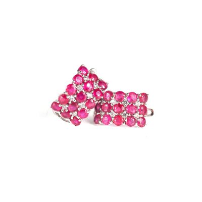 un gros plan sur une paire de boucles d'oreilles en saphir rose et diamants