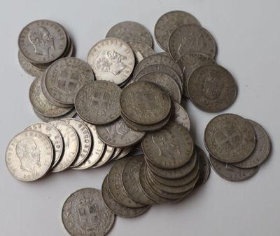 une pile de pièces d'argent sur une surface blanche