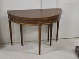 une petite table avec un plateau en bois dans une pièce