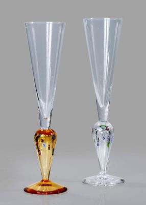 deux verres à vin posés l'un à côté de l'autre sur une table