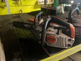 une tronçonneuse posée sur une table dans un garage