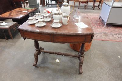 une table sur laquelle sont posées de nombreuses tasses et soucoupes
