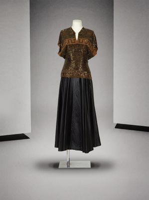 une photo d'un mannequin portant une robe marron et noire