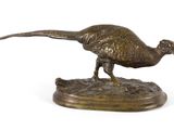 une statue en bronze représentant un faisan posée sur un socle