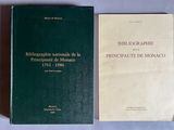deux livres posés l'un à côté de l'autre sur une table blanche