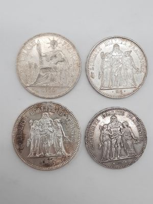 quatre pièces britanniques différentes, dont le souverain, le souverain et le souverain