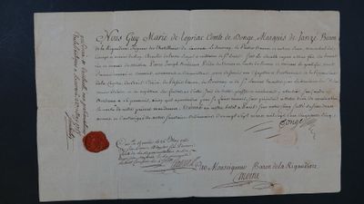 un vieux document portant un cachet de cire, posé sur une table