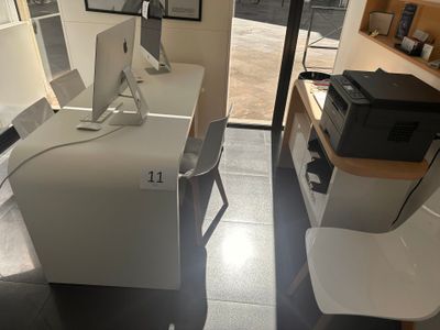 un bureau d'ordinateur sur lequel se trouve une imprimante