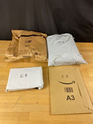 trois sacs de nourriture sur une table en bois à côté d'un sac de nourriture