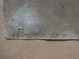 une feuille de papier avec une écriture dessus, posée sur une table
