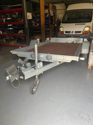une petite remorque à plateau dans un garage