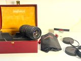 une boîte rouge contenant un appareil photo et d'autres objets