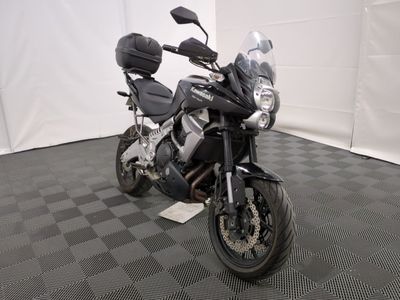 une moto garée sur un sol en damier