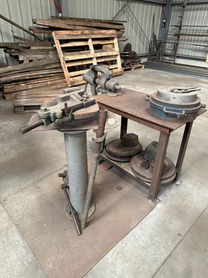 la photo d'une machine qui se trouve dans un garage