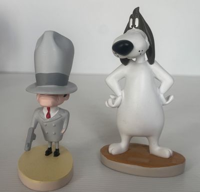 deux figurines représentant un homme coiffé d'un haut-de-forme et un chien coiffé d'un haut-de-forme