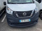 une camionnette blanche garée sur un parking à côté d'un camion blanc