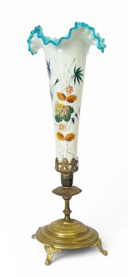 un vase en verre posé sur un socle, sur fond blanc