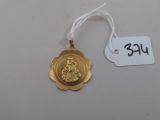 une médaille d'or avec la photo d'une femme dessus