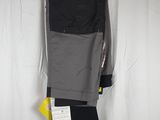 le pantalon est suspendu à un cintre accroché au mur