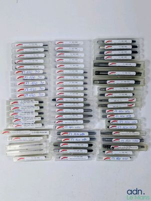 tout un tas de piles posées sur une table